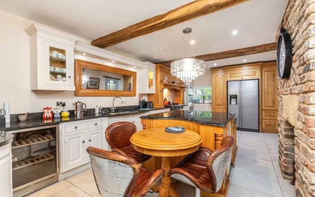 Country Farmhouse hot tub bbq hut