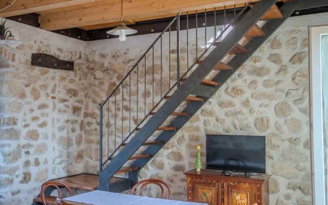 Casale nel Verde con Piscina e Vista