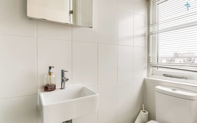 Spacious 3 Bedroom Home in North London W/terrace