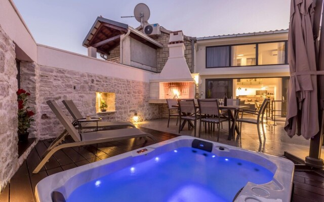 Amazing Home in Supetar With Jacuzzi, Wifi and 2 Bedrooms