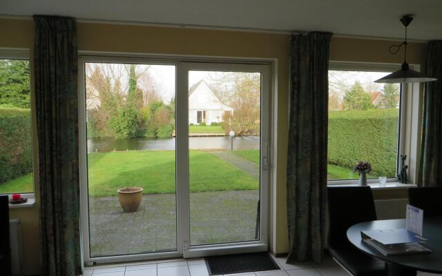 Detached bungalow with dishwasher, at the water