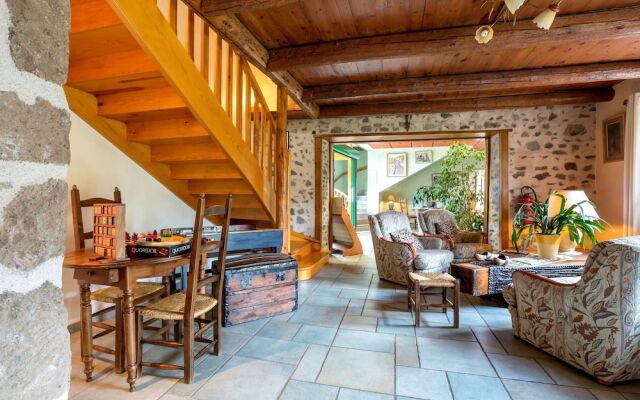 Hôtel-Restaurant La Crèche et sa piscine intérieure - Logis Hôtels