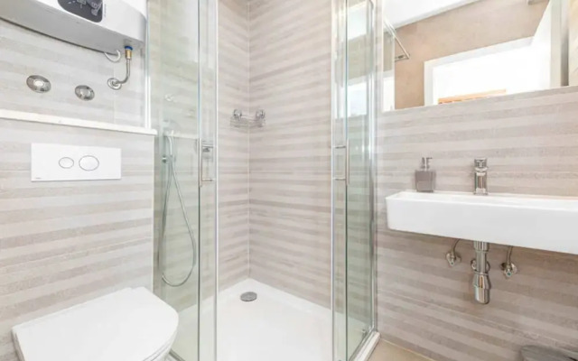Expansive Retreat With Private Pool & Bbq, Near the Beach
