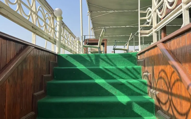 Mimi and Diamond Hotel