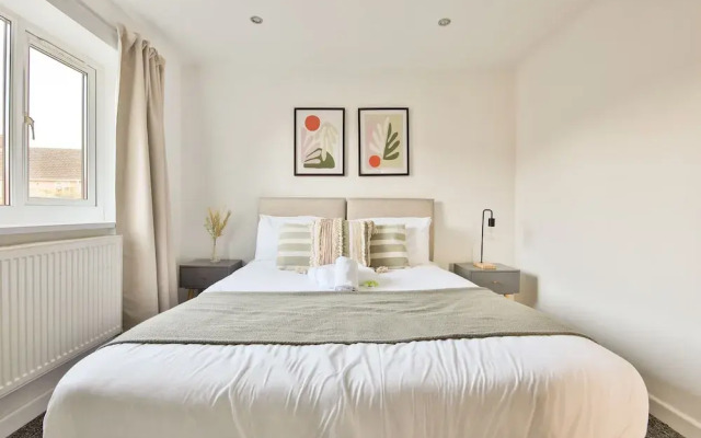 Bright & Airy 3-Bed with Parking