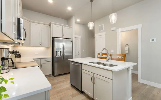 Noco Retreat - King Beds, Fireplace, Scenic Trails