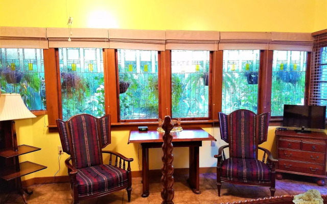 Lion's Inn Bed and Breakfast