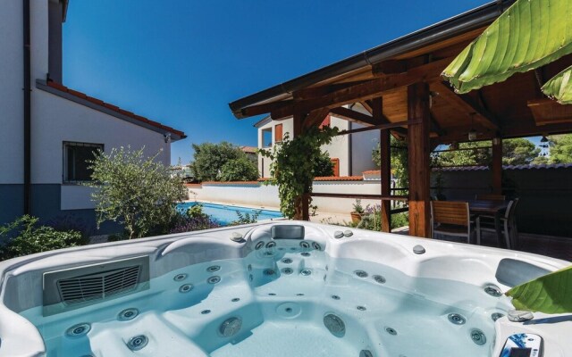 Nice Home in Valbandon with Hot Tub, WiFi & 4 Bedrooms