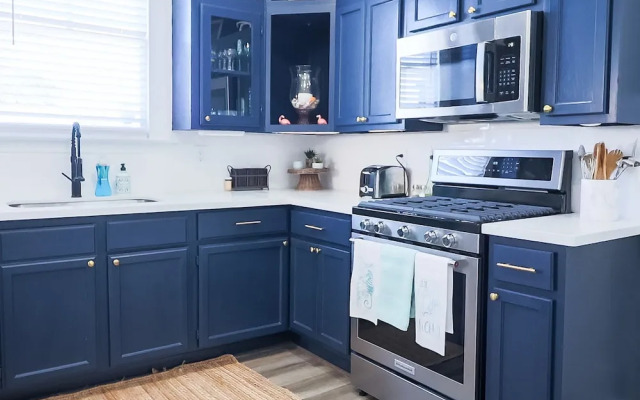 Vibrant Bungalow 2 Minutes to the Beach