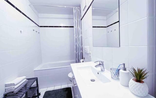 Luxury HOME CINEMA 2R Apt + Balcony / 65m²