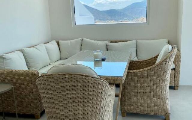 Ideal location, 360 sea view, 2 beds, modern apartment