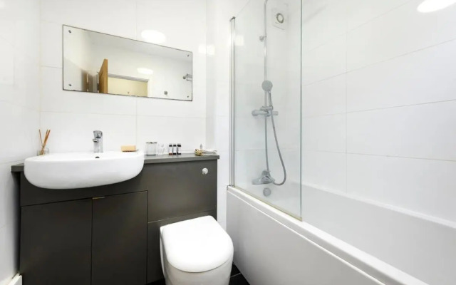 One bedroom central Slough with parking