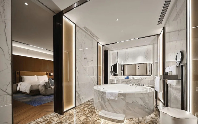 HUALUXE Nanjing Yangtze River by IHG