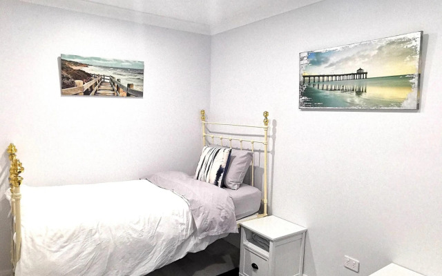 Getaway Lakefront Environmental House on Lake Macquarie with Water View