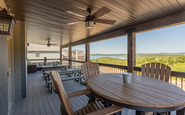 Lakefront Haven - 10 Br Home
