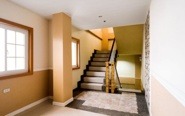 OYO 240 Country Artist Hotel