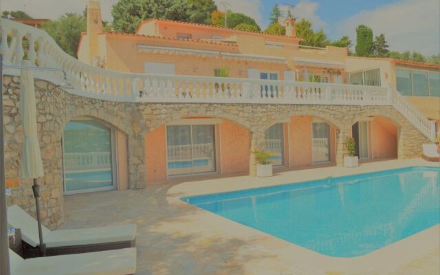 Villa La Terre Des Lauriers B&B