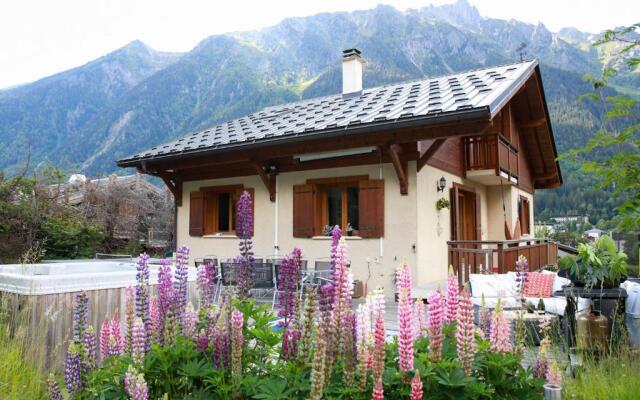 Chamonix Large Chalet, Sleeps 12, 200m2, 5 Bedroom, 4 Bathroom, Garden, Jacuzzi, Sauna