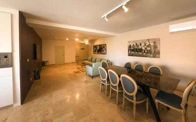 Comfortable Home With hot tub and Communal Pool