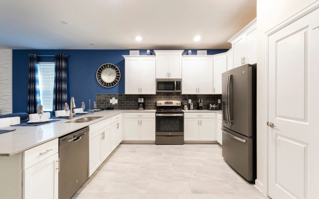 Luxe Champion's Gate Home w/ Pool, Spa, Gameroom