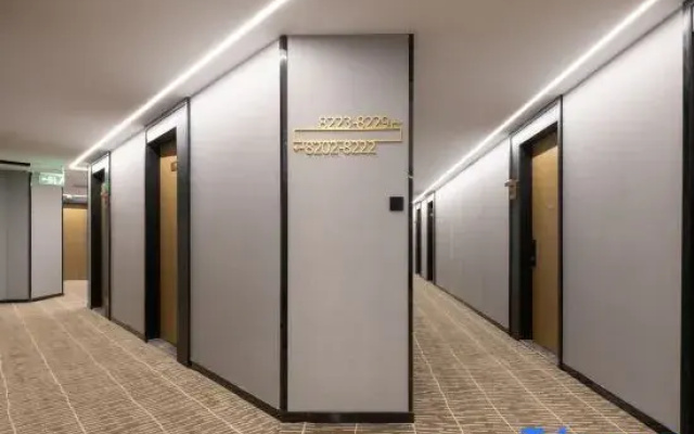 Yinman Hotel (Beijing 798 Art Center Gaojiayuan Metro Station Branch)