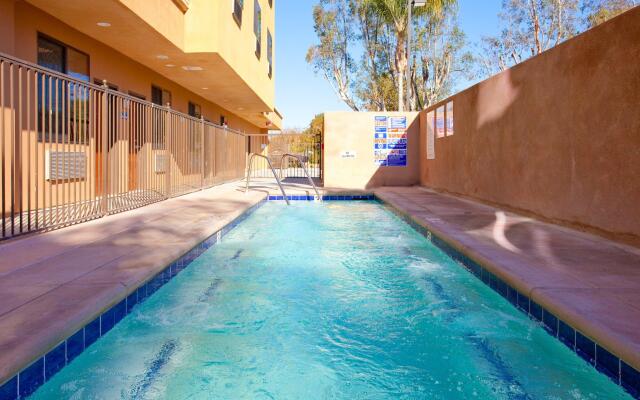 Holiday Inn Express & Suites Woodland Hills by IHG