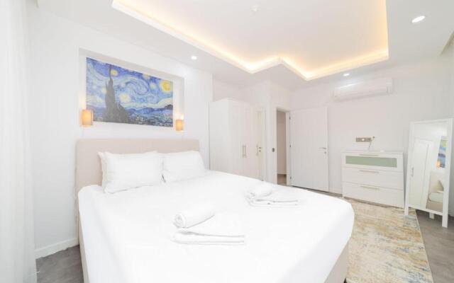 Central Located Big Spacious Flat in Muratpasa