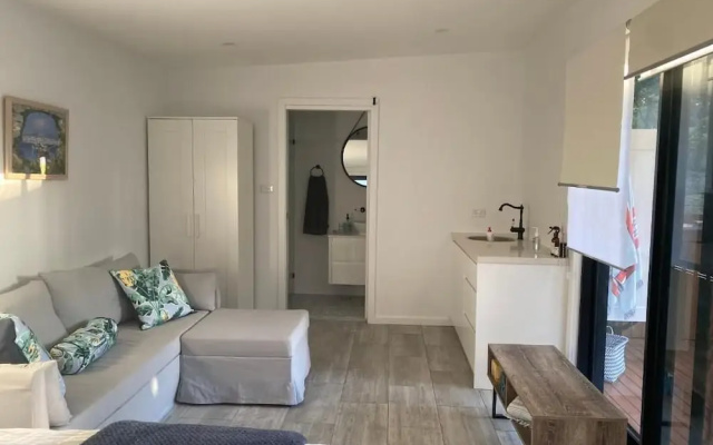 Golf Course & Beach Stay Self-contained Guest House – Guest Rooms – Nelson Bay