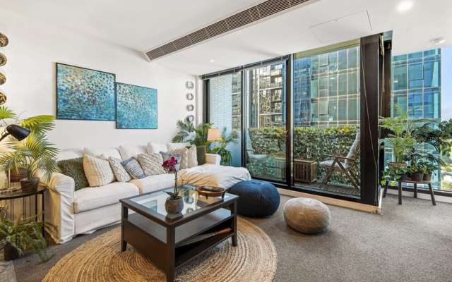 Chic 2-bed Apartment With Balcony in Southbank – Guest Rooms – Melbourne