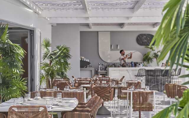 Kouros Hotel & Suites