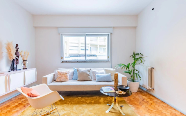 UNIQUE Modernist Duplex apartment & PARKING