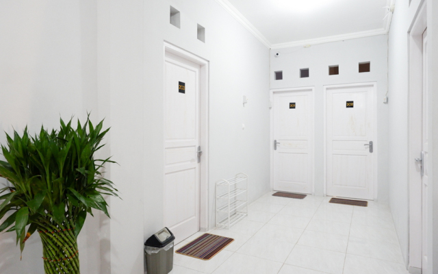 RedDoorz near Jalan Adi Sucipto Solo