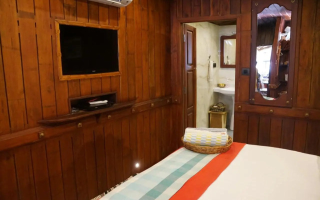 Soma Houseboat