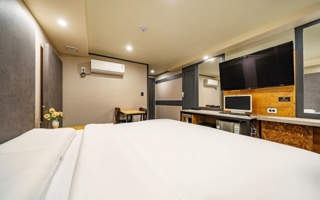 27 Hotel