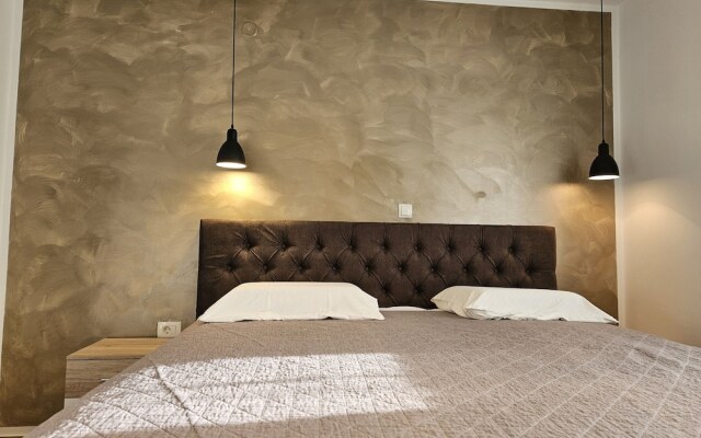 Deluxe Apartment near Bridge
