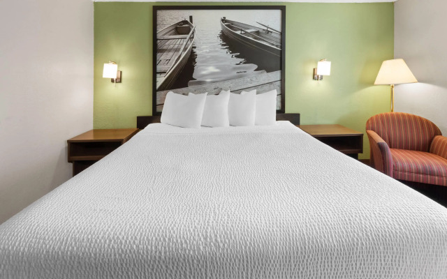 Super 8 by Wyndham Winona MN