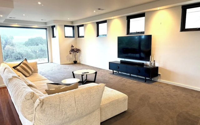Bayside 4 bed in Sandringham w Spa and Sunset Views