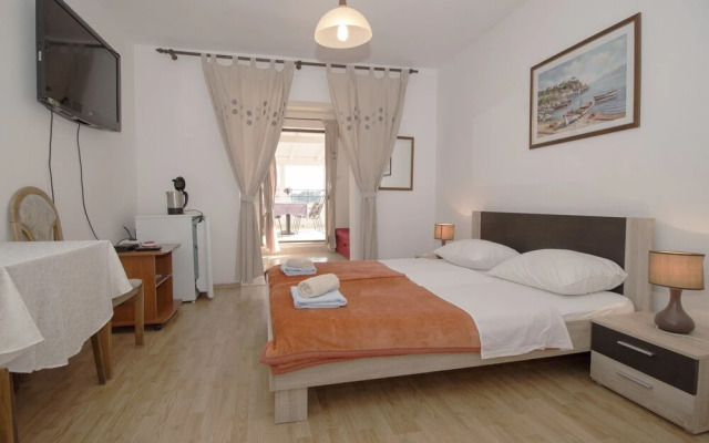 Apartments and rooms Eugenia