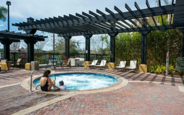 New Vista Cay Lyrica Near Pool Minutes to All Parks and Convention Center