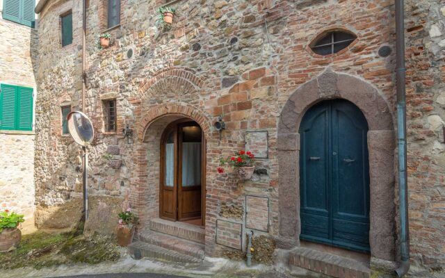 Holiday Home in Town Center with Pool, Garden, Hot Tub