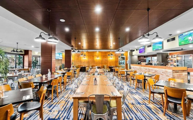 Morayfield Tavern & Motel