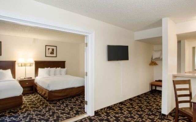 Econo Lodge Inn & Suites
