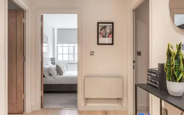 The Eyre Suite Six - Farringdon - by Frankie