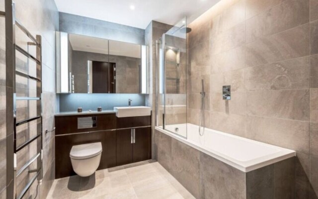 Elegant Two Bedroom Apartment With Winter Garden