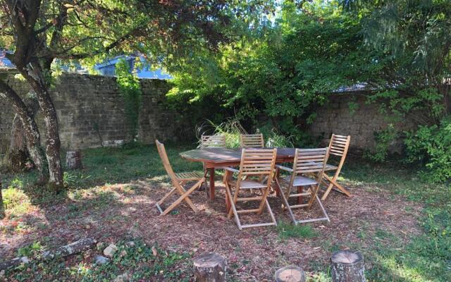 La Maison, 4 appartements 3 étoiles climatisés au centre ville avec jardin proche du Parc et des Thermes