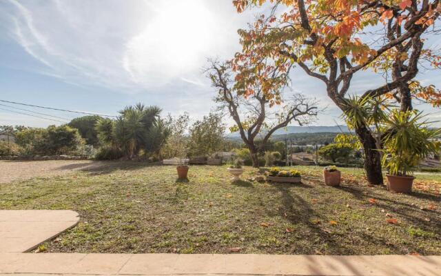 Quiet large 3-bedroom apartment with terrace, garden & incredible Mountain view