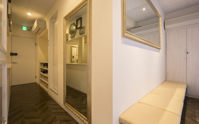 Alice in the Mirror Hostel
