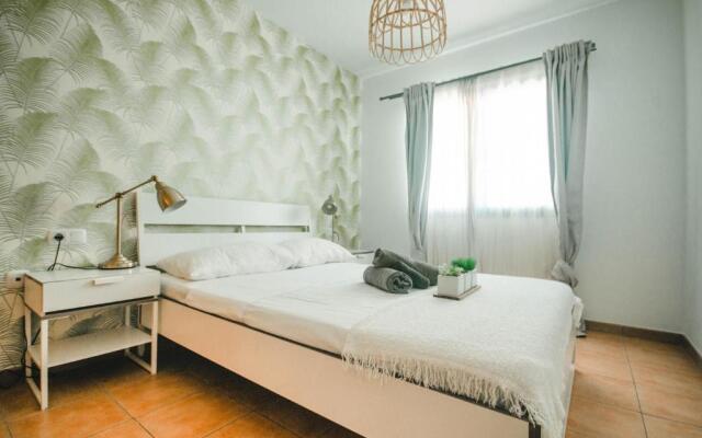 BeDreamer Surf House - Villa with Swimmingpool & Bbq