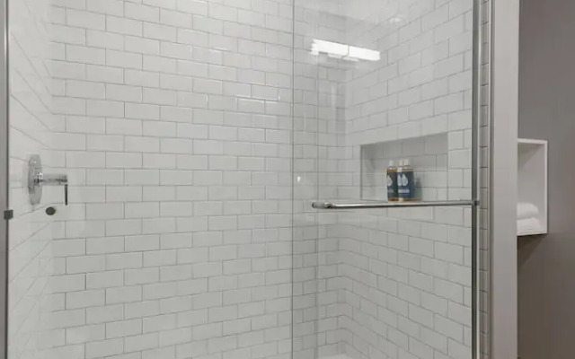 4BR Group Retreat Near Lincoln Park