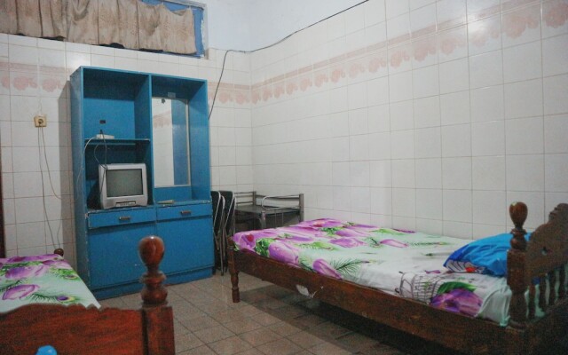 OYO Life 1972 Aman Family Inn Syariah